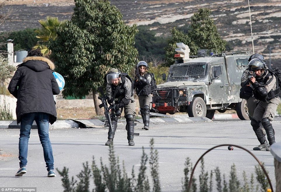 Ισραηλινοί στρατιώτες πυροβολούν Παλαιστίνιο ζωσμένο με εκρηκτικά (σκληρό βίντεο)